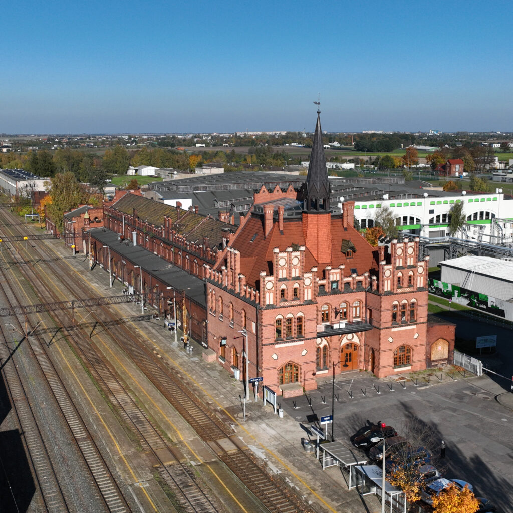 DWORZEC KOLEJOWY W NOWYCH SKALMIERZYCACH