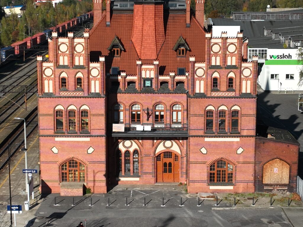 DWORZEC KOLEJOWY W NOWYCH SKALMIERZYCACH 4